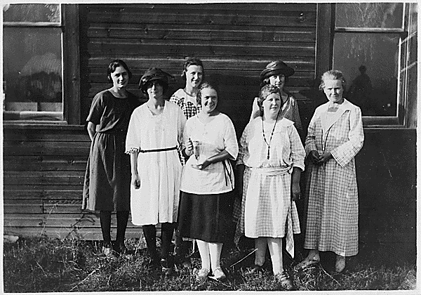 Gardeners with the Flathead Irrigation Project (89KB)