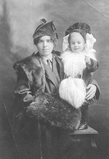 Mary Lauretta (Kenney) McDaniel and daughter ca 1914
