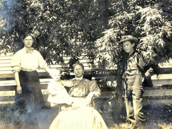 Roberts Family ca 1905 Kalispell, Flathead County, Montana