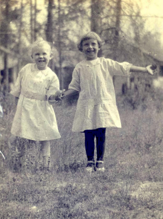 Gladys-Roberts and Helen-Hanneman-Fortine, Lincoln County, Montana ca 1915